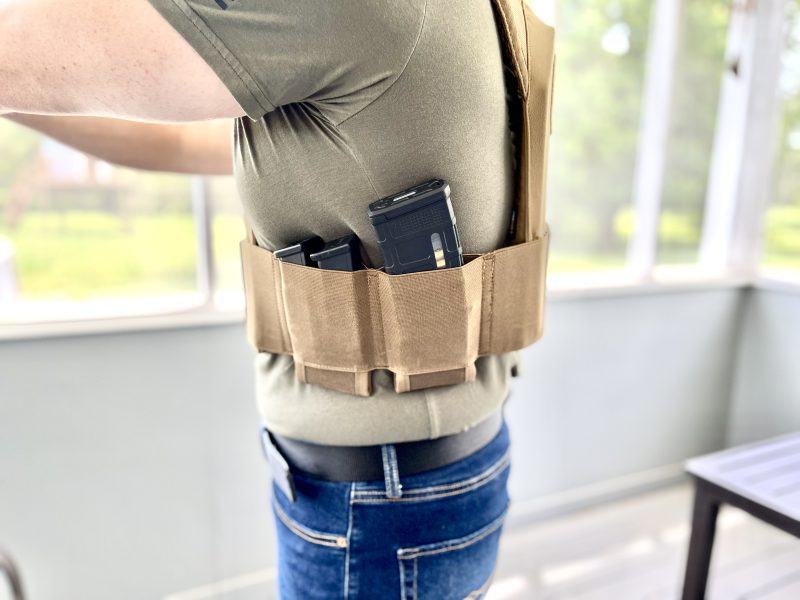 pistol and rifle magazines in built in pouch ofRTS Tactical Sleek 2.0 plate carrier