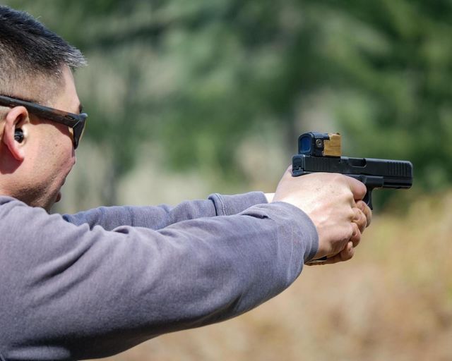 Jeff Mau demonstrating how to practice with a red dot sight.