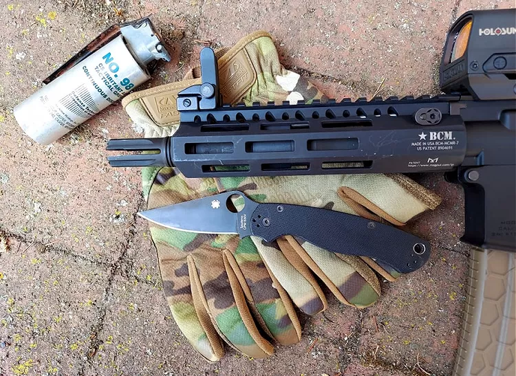 Spyderco Paramilitary knife with shooting gloves and an AR.