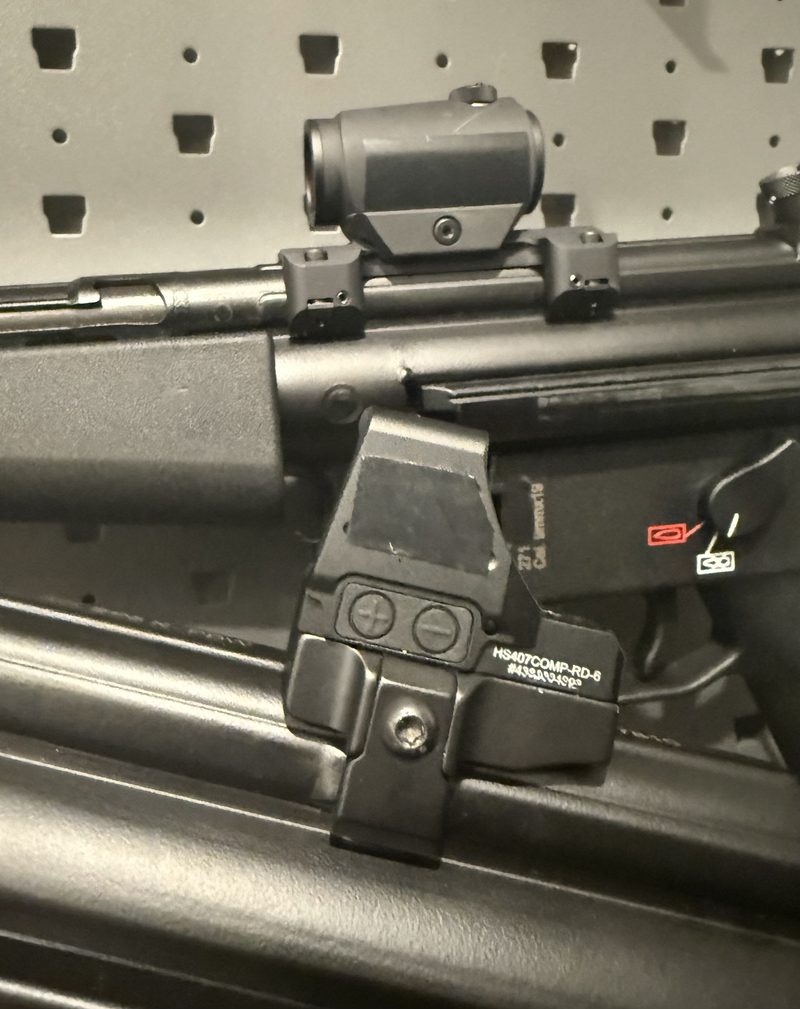 Close up of the HK Parts dot mount with a Holosun 407 Comp on it.