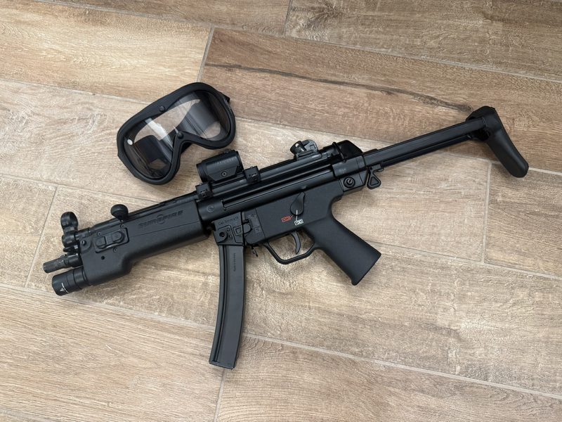 SP5 with Surefire 328LMF light and a pair of black tactical googles.