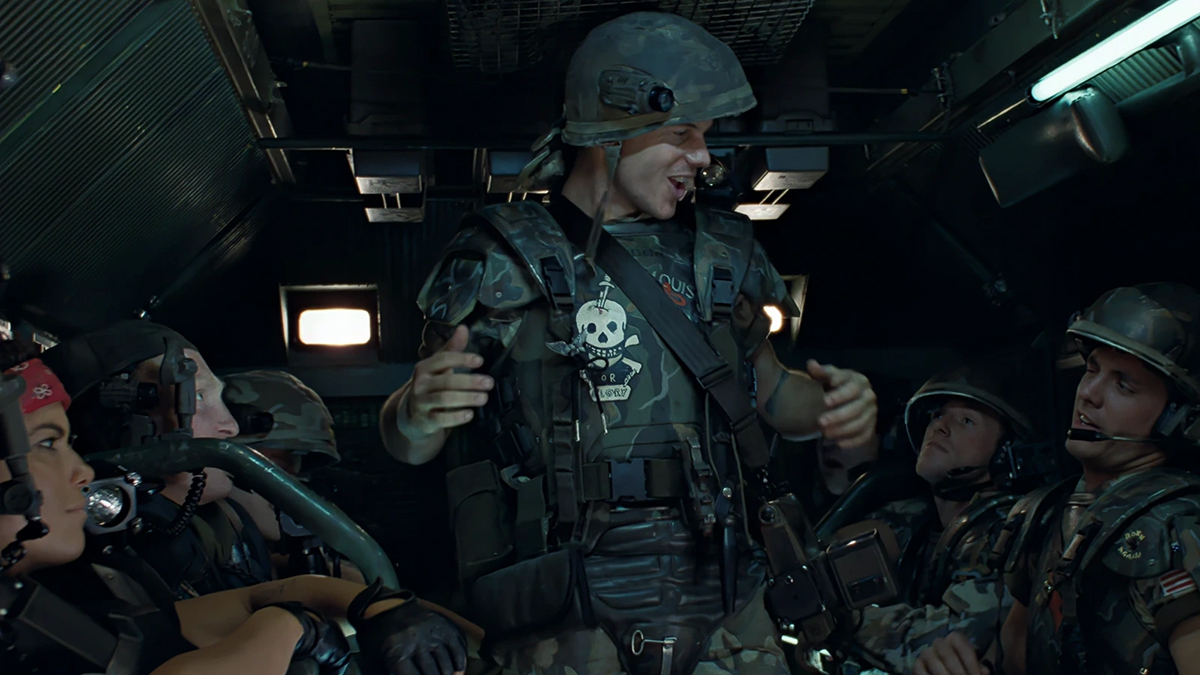 sci-fi-military-colonial-marines-aliens Hudson, Hicks, Vasquez, Drake, and other Colonial Marines "going down."